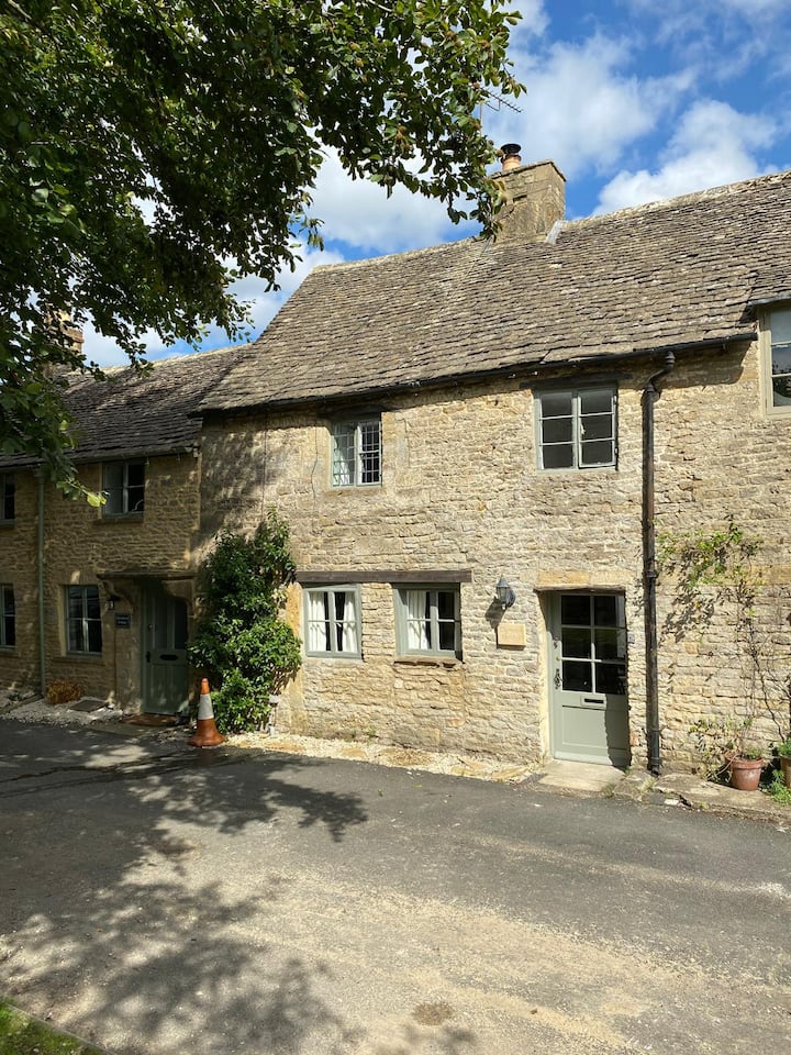 Cotswold stone frontage of Clematis Cottage